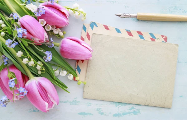Bouquet di tulipani rosa, mughetto e non dimenticarmi — Foto Stock