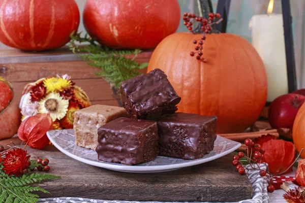 Kostki z piernika w czekoladzie, słodki deser — Zdjęcie stockowe