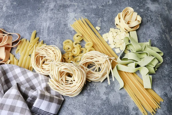 Tipos y formas mixtas de pasta italiana sobre fondo de piedra gris — Foto de Stock