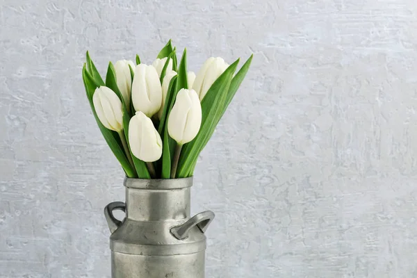 ヴィンテージシルバー缶の白いチューリップの花束. — ストック写真