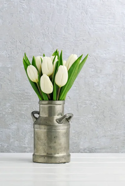 Bukiet białych tulipanów w stylu Vintage srebrny może. — Zdjęcie stockowe