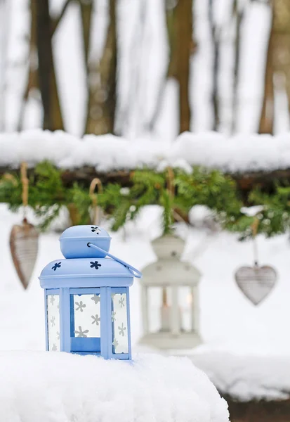 Fir Garland, ijzeren lantaarn en houten harten opknoping in de winter Ga — Stockfoto