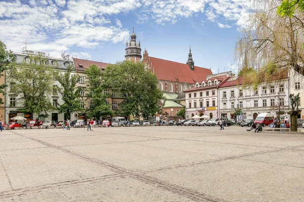 Krakkó, Lengyelország-május 11, 2018: Tenements a Wolnica Square — Stock Fotó