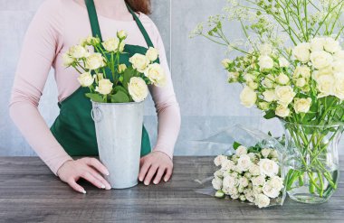 Çiçekçi gül ile çalışma. 