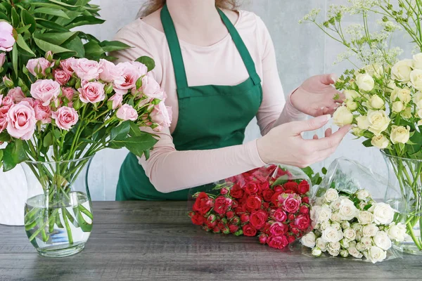 Floristería trabajando con rosas . —  Fotos de Stock