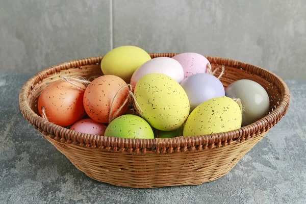 Cesta de ovos de Páscoa. — Fotografia de Stock