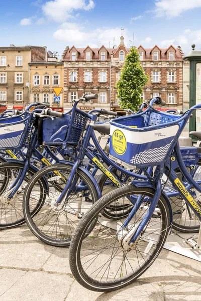 KRAKOW, POLONIA - 11 DE MAYO DE 2018: Estación de bicicletas frente a la alcantarilla — Foto de Stock