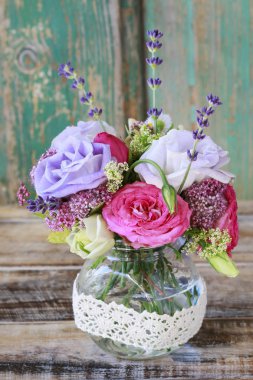 Gül, eustoma ve lavanta çiçekleri ile buket. 