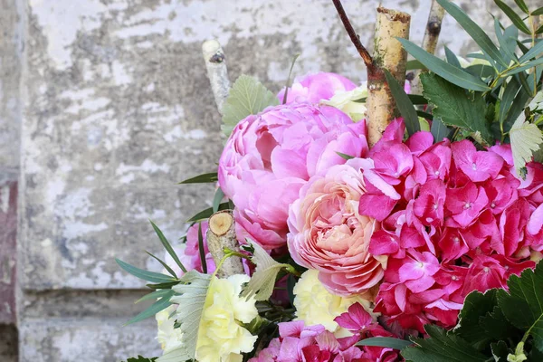 バラ、ピオニ、ホルテンシア、カーネーションを持つ花の背景 — ストック写真
