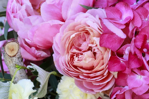 Fondo floreale con rose, peonie, ortensie, garofani e — Foto Stock