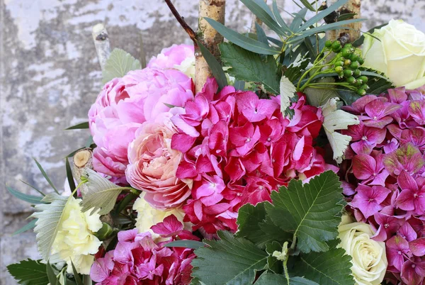 Fond de fleurs avec des roses, pivoines, hortensias, œillets et — Photo