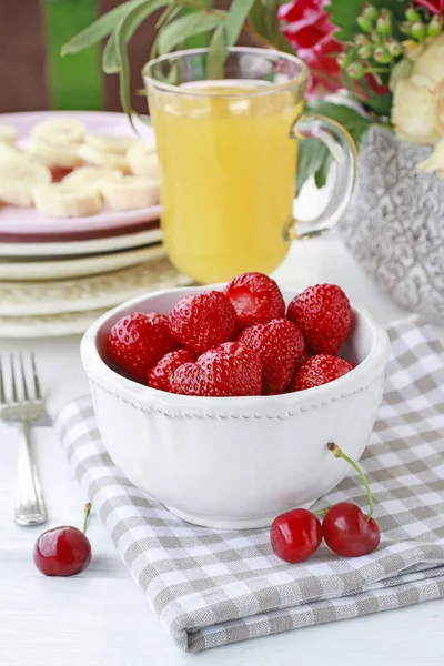 Sticlă de suc de banane și salată de fructe pe masă . — Fotografie, imagine de stoc