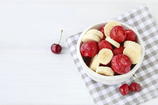 Fruit salad with bananas and strawberries. — Stock Photo, Image