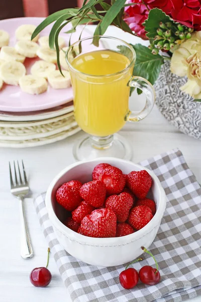 Vaso de zumo de plátano y ensalada de frutas sobre la mesa . — Foto de Stock