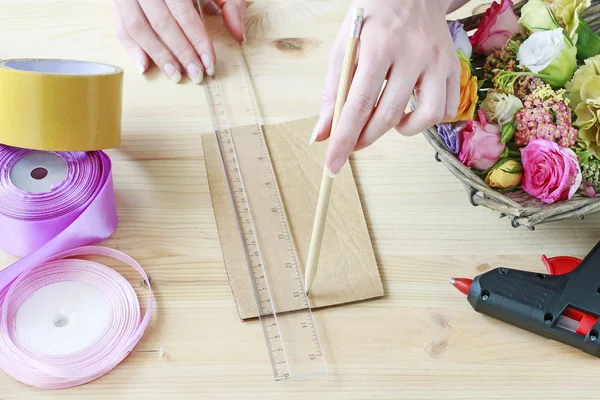 Hogyan készítsünk egy csukló női ruhaderék. Lépésről lépésre, tutorial. — Stock Fotó