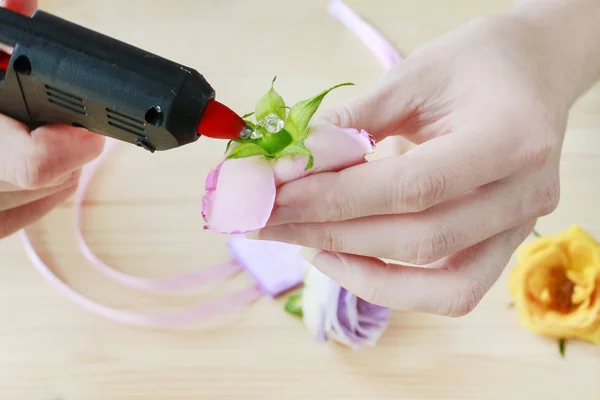 Hoe maak je een pols corsage. Stap voor stap, tutorial. — Stockfoto