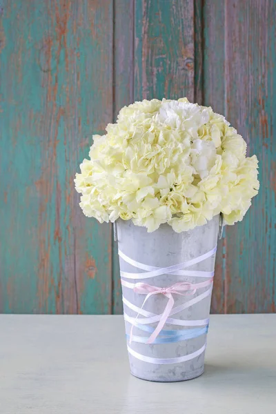 How to make carnation pomander ball, popular wedding decoration, — Stock Photo, Image