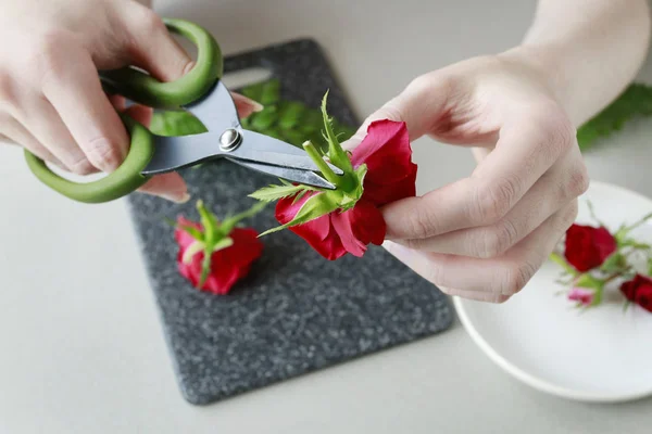 Come fare una clip di capelli con fiori freschi e felce, tutorial . — Foto Stock