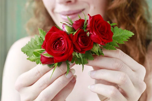 Jak zrobić Spinka do włosów ze świeżych kwiatów i paproci, tutorial. — Zdjęcie stockowe