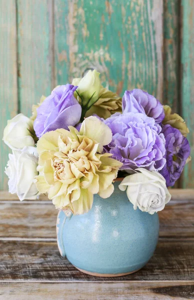 Strauß mit Nelken und Eustoma-Blumen. — Stockfoto