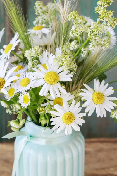 Strauß mit Kamille und anderen Wildblumen. — Stockfoto