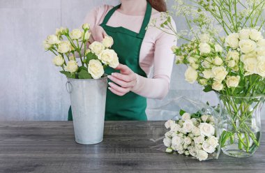 Çiçekçi gül ile çalışma. 