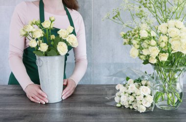 Çiçekçi gül ile çalışma. 