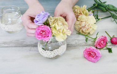 Nasıl gül, eustoma ve lavanta akan basit buket yapmak