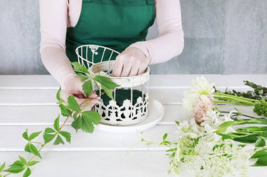 Nasıl gül, dahlias ve iris akışı ile çiçek düzenleme yapmak