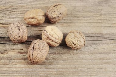 ahşap arka planda cevizler.