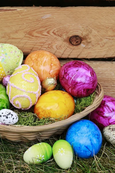 Wicker basket with Easter eggs. — Stock Photo, Image