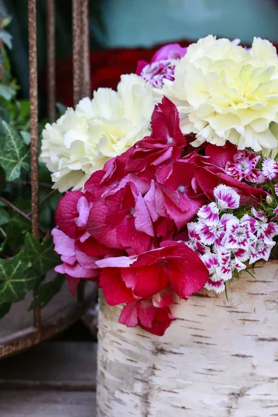 Decoração de flores em vaso de casca de bétula . — Fotografia de Stock