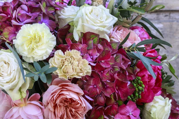 Blumenhintergrund mit Rosen, Pfingstrosen, Hortensien, Nelken und — Stockfoto