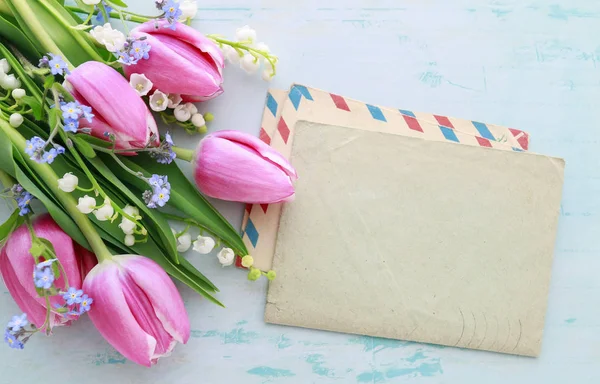 Bouquet di tulipani rosa, mughetto e non dimenticarmi — Foto Stock