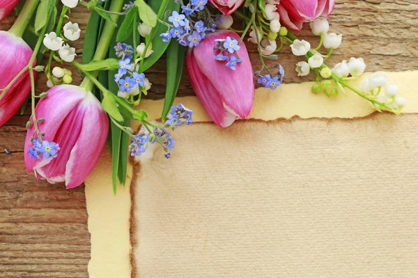 Bukett rosa tulpaner, liljekonvalj och glömma mig inte Flo — Stockfoto