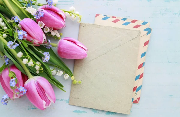 Bouquet di tulipani rosa, mughetto e non dimenticarmi — Foto Stock