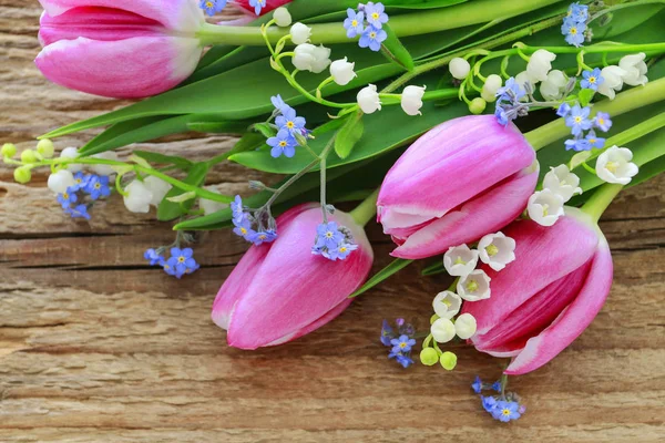 Bouquet di tulipani rosa, mughetto e non dimenticarmi — Foto Stock