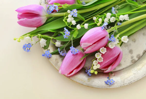 ピンクのチューリップの花束、谷のユリと私を忘れない — ストック写真