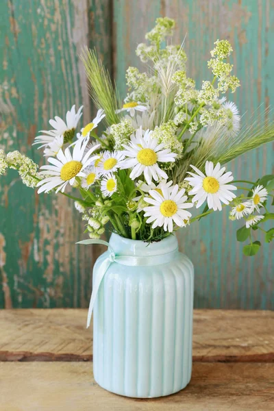 Buquê com camomilas e outras flores silvestres . — Fotografia de Stock