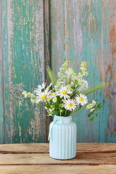 Strauß mit Kamille und anderen Wildblumen. — Stockfoto