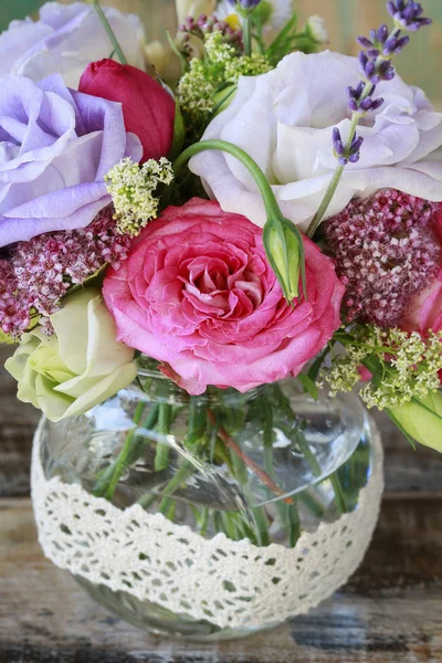 Buquê com flores de rosa, eustoma e lavanda . — Fotografia de Stock