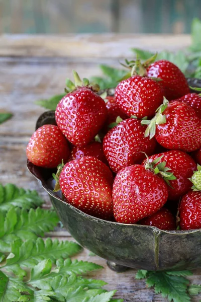 Erdbeeren auf silbernem Vintageteller. — Stockfoto