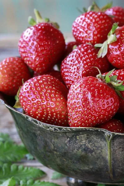 Erdbeeren auf silbernem Vintageteller. — Stockfoto