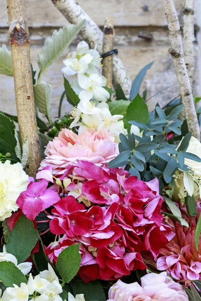 Blumenhintergrund mit Rosen, Pfingstrosen, Hortensien, Nelken und — Stockfoto
