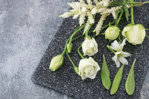 Flores blancas y verdes y otras plantas preparadas para la fabricación de flo —  Fotos de Stock