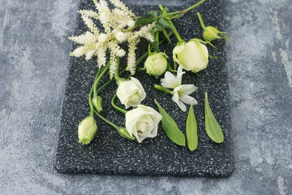 Flores blancas y verdes y otras plantas preparadas para la fabricación de flo —  Fotos de Stock