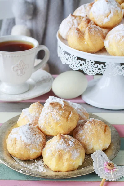 Pila de pequeños pasteles de eclair rellenos con crema de vainilla . —  Fotos de Stock