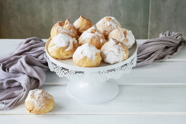 Pila de pequeños pasteles de eclair rellenos con crema de vainilla . —  Fotos de Stock