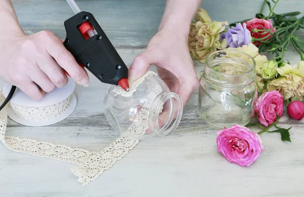 Cómo hacer un ramo simple con rosa, eustoma y harina de lavanda. — Foto de Stock