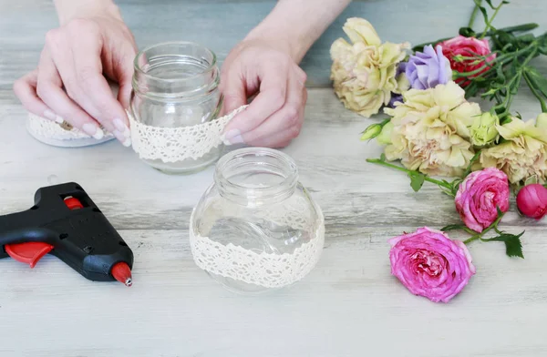 Cómo hacer un ramo simple con rosa, eustoma y harina de lavanda. —  Fotos de Stock